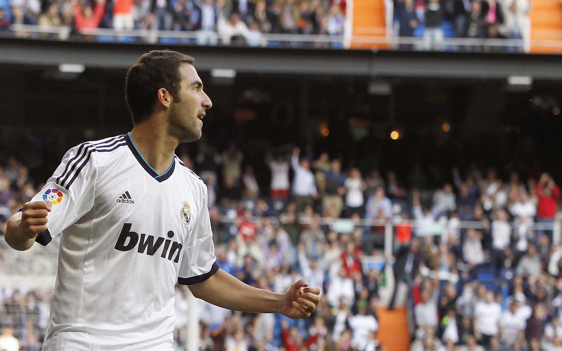 当F1轮胎摩擦的焦香，遇见足球的绿茵热浪，一场错误背后的体育狂想